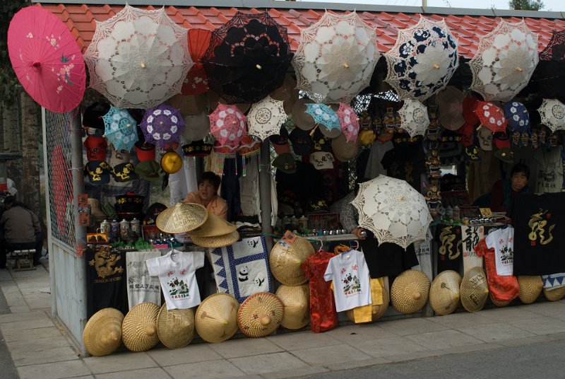 CHI_0434.jpg - souvenir-shop in shisan ling, nord-westlich von peking